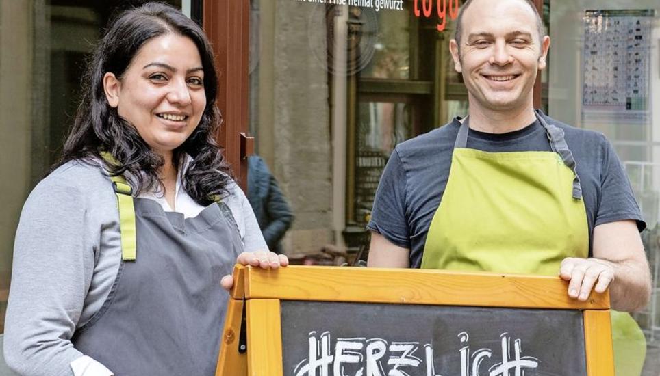 Leiter Mirko Sauter mit seiner Mitarbeiterin und Stellvertreterin Weeda Mehri vor dem Lokal «Esskultur to go» an der Stadthausgasse. Bild: Daniel Thüler