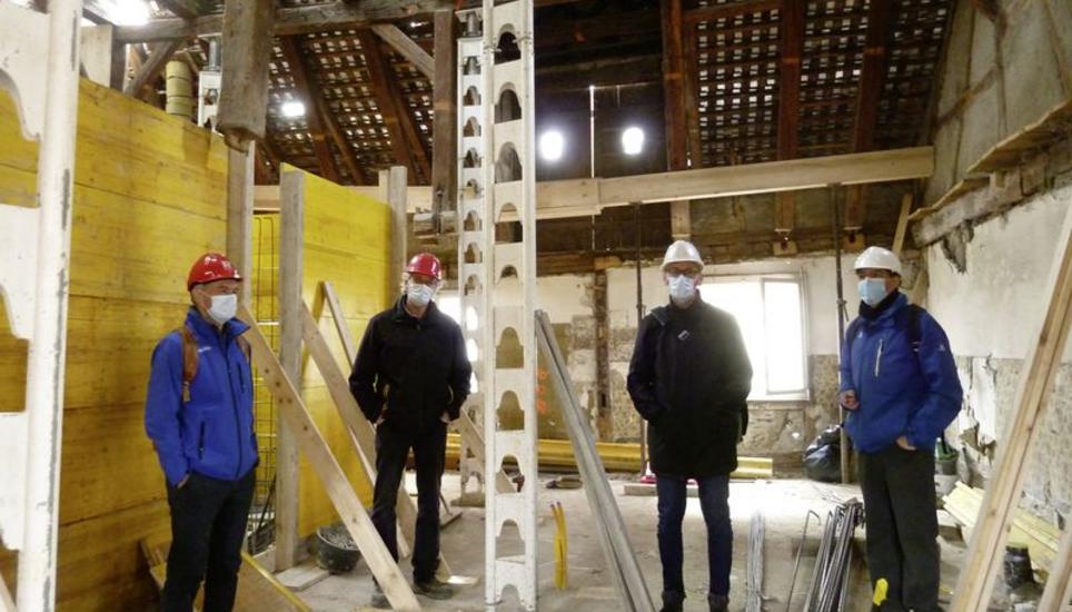 Stiftungsverwalter Martin Furger, Bauleiter Andreas Frei sowie die Architekten Javier Horrach und Domenico Cozzula verschaffen sich einen Überblick vom Stand der Bauarbeiten an der Badstube in Stein am Rhein. BILD URSULA JUNKER