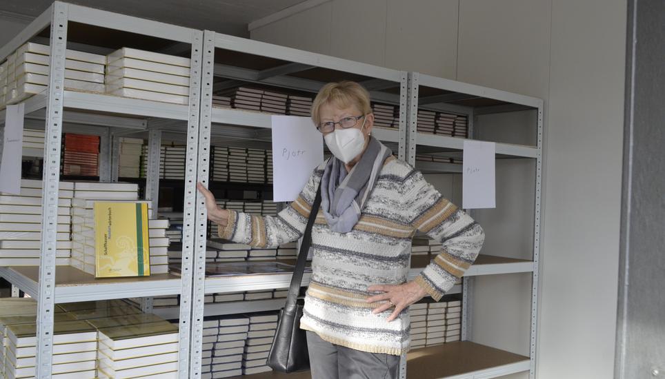 Annemarie Ritzmann ist in Wilchingen die Herrin über 5000 Bücher. Bild: Alfred Wüger