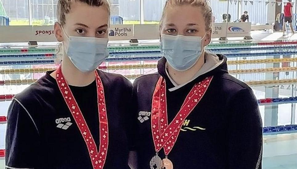 Julia Mattoscio (l.) und Sibylle Gränicher mit Medaillen in Uster. Bild: zVg