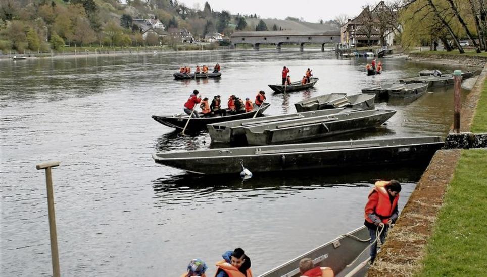 Die Pontoniere drücken den Stachel in den Grund. Es geht flussaufwärts. Bild: Dieter Ritter