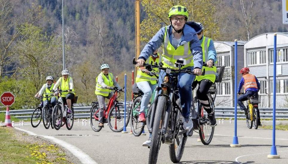 Slalom, Achten fahren oder Hindernissen ausweichen: Mit einfachen Geschicklichkeitsübungen auf einem Parcours beim Zentrum für Verkehrssicherheit im Schweizersbild testeten am Dienstagnachmittag 15 Teilnehmende ihre Fahrkünste auf dem E-Bike. Bild: Michael Kessler