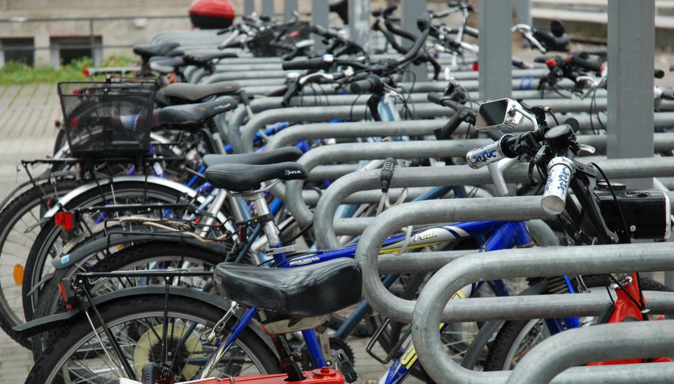 Enwohnerrat Urs Hinnen (Grüne) will bei den Veloparkplätzen in Neuhausen vorwärts machen. Symbolbild: SN-Archiv