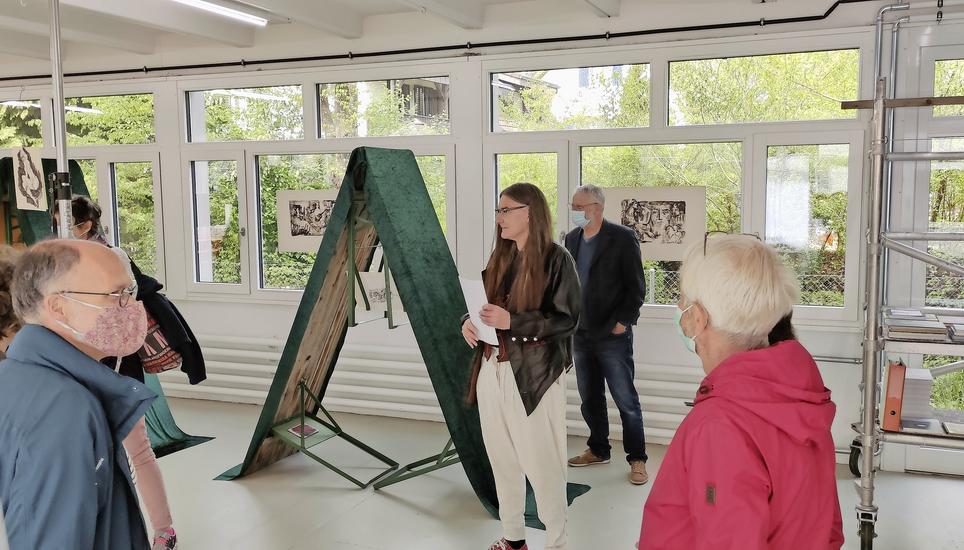 Kunsthistoriker Fritz Franz Vogel führt durch die aktuelle Ausstellung in der ehemaligen Tigerfinklifabrik. Bild: Vincent Arzenton