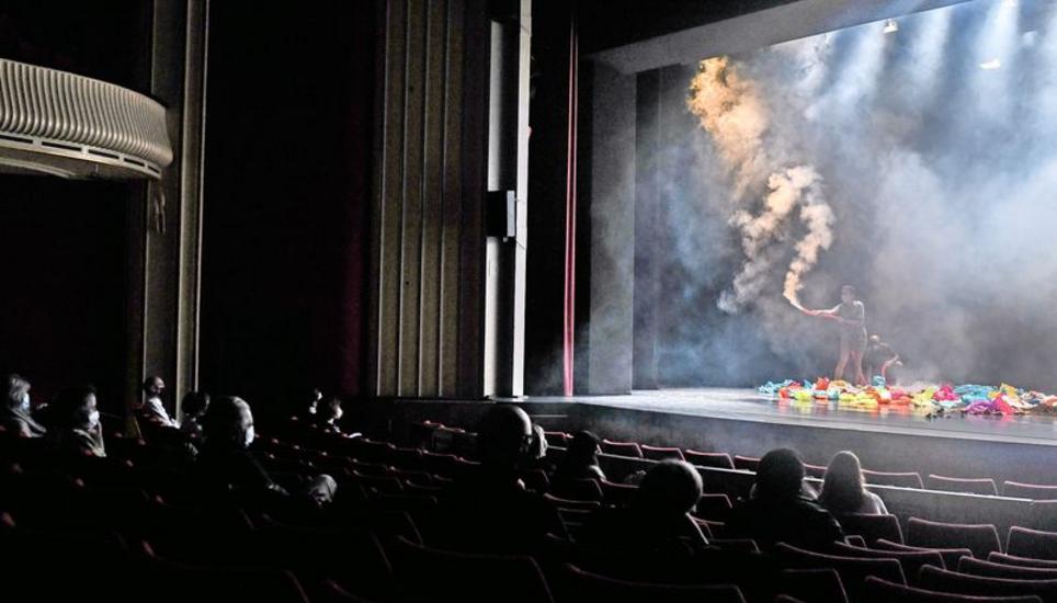 Zugemüllt und vernebelt. Die Umweltverschmutzung und der Einfluss des Menschen dabei wurden am Dienstag im Stadttheater schonungslos angeprangert. Bilder: Melanie Duchene