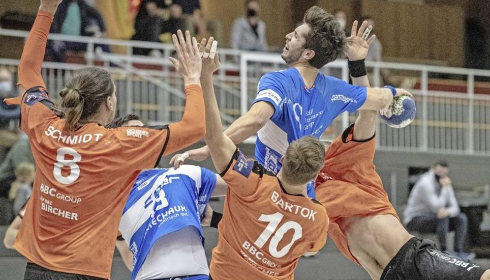 Zwischen Kriens- Luzern (Moritz Oertli, oben) und den Kadetten, fliegen meist die Fetzen. Bild: Key