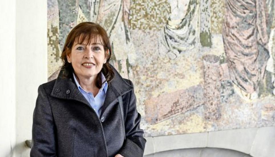 Sabine Brinitzer beim Museum zu Allerheiligen. Das Mosaik aus den 1930er-Jahren stammt von Paul Bodmer. Bilder: Melanie Duchene