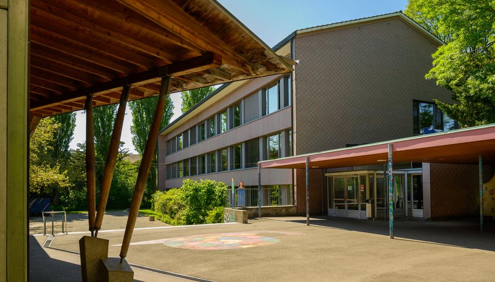 Das Primarschulhaus Zündelgut in Buchthalen sowie acht benachbarte Kindergärten wurden aufgrund eines Corona-Ausbruchs vorerst geschlossen. Bild: Michael Kessler