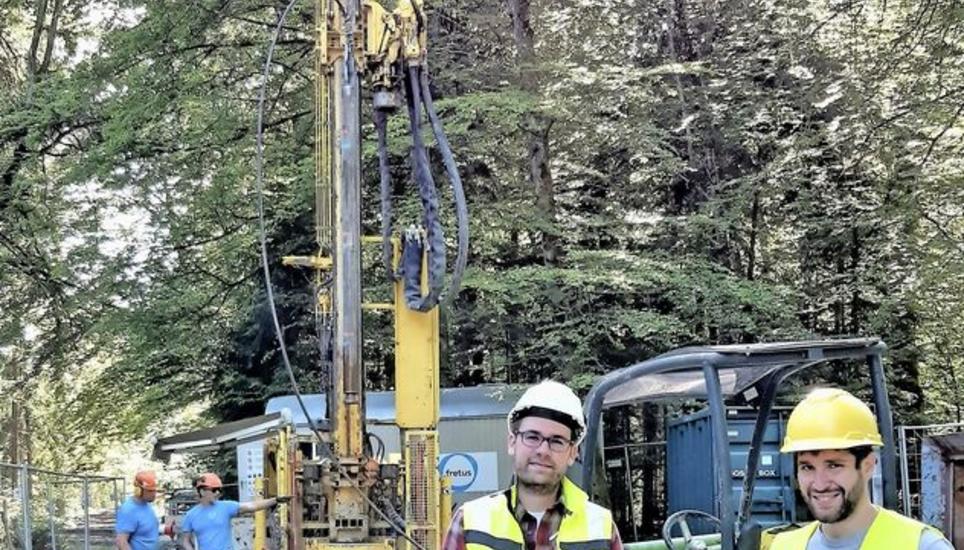 Marius Büchi (li.) und Sebastian Schaller, Geologen an der Uni Bern, bei der Bohrung im Basadinger Wald. Bild: Dieter Ritter