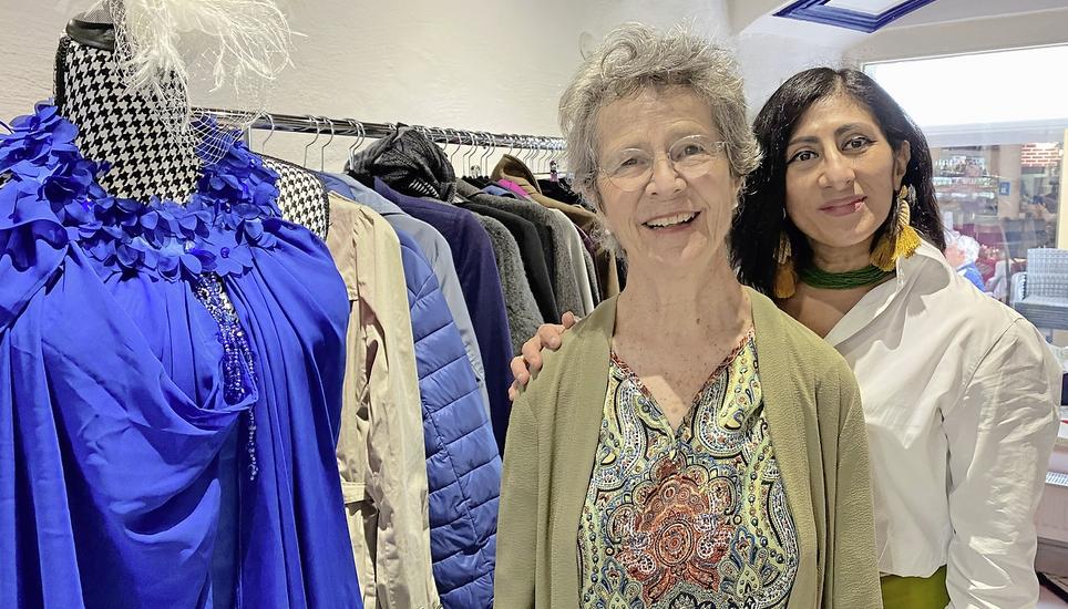 Wollen in ihrem Secondhandgeschäft «aber oho!» alten Kleidern ein neues Leben schenken: Carmen Vanzella Schärrer (l.) und Katja Cortes di Paolo. Bild: Edith Fritschi