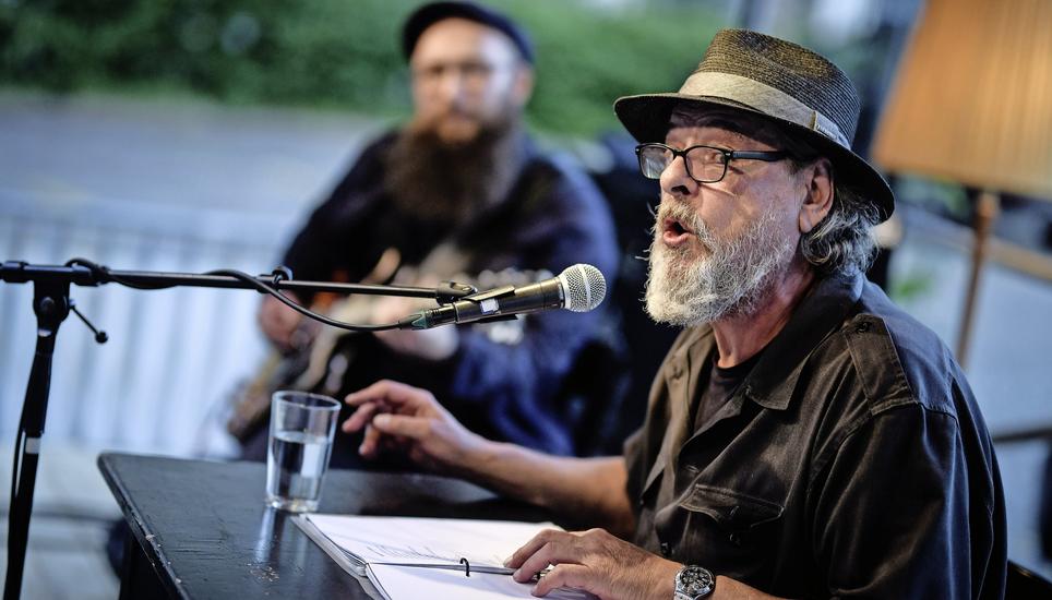 Boris Klečić (an der Gitarre im Hintergrund) begleitete den «Stiller Has»-Sänger Endo Anaconda am Freitagabend kongenial, als sich der Sänger als Leser von Texten präsentierte, aber immer wieder zum Singen anhob. Und wie! Bild: Melanie Duchene