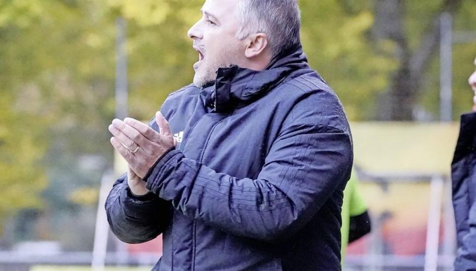 SVS-Erfolgscoach Spejtim Muharemi treibt sein Team an – und will zum Abschied den Aufstieg feiern. Bild: R. Albrecht