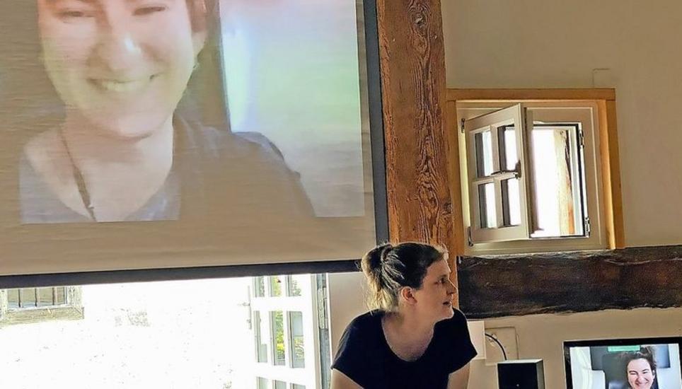 Deniz Ohde las am Sonntagvormittag via Zoom für die Gäste im Windlersaal. Verena Nussbaumer moderierte die «etwas andere Matinee». Bild: Edith Fritschi