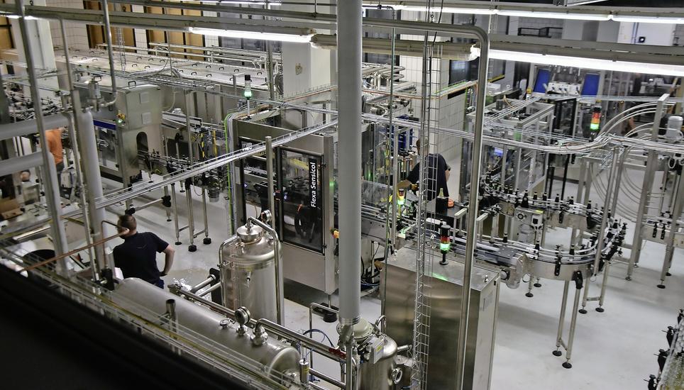 Produziert bis zu 5000 Flaschen oder Dosen pro Stunde: Die neue Vivi-Kola-Abfüllanlage in Eglisau. Bilder: Alexander Joho