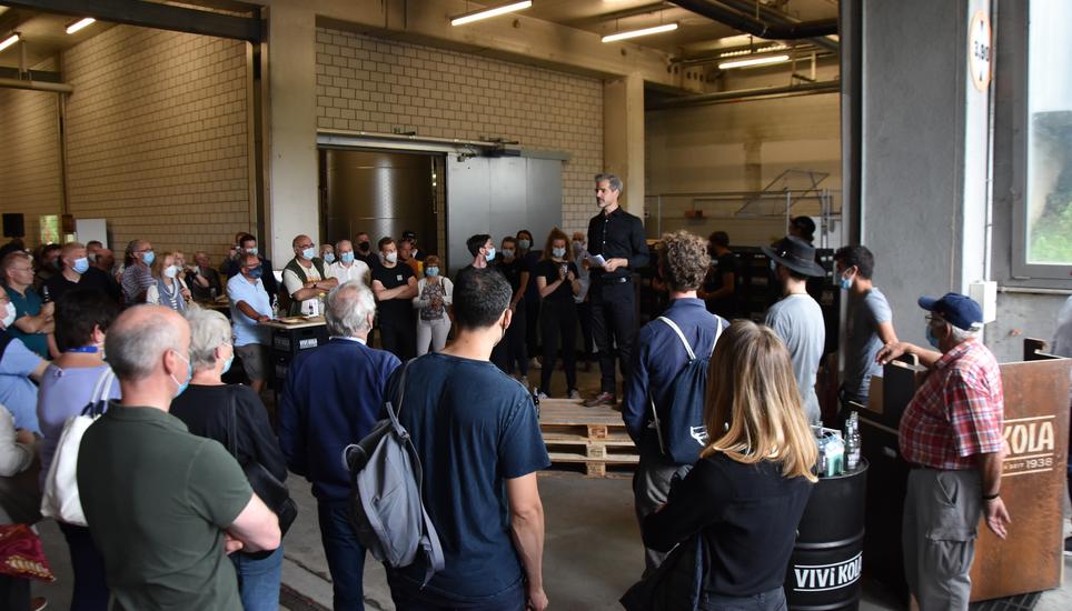 Vivi Kola-CEO Christian Forrer bei seiner Ansprach anlässlich des «Tages der offenen Tür» in der neuen Abfüllanlage im Eglisauer Industriequartier.