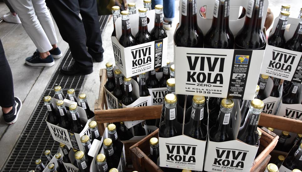 Die ersten Vivi Kola-Flaschen, die in der neuen Eglisauer Abfüllanlage zusammengestellt wurden.