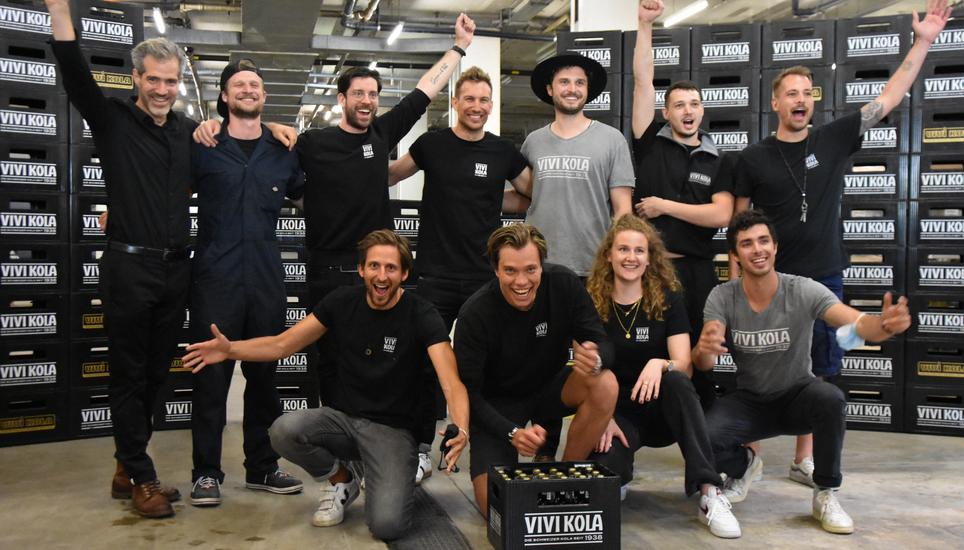 Das Vivi Kola-Team bei der Präsentation der neuen Abfüllanlage. Obere Reihe (v.l.): Christian Forrer, Kaj Augstburger, Camilo Antezana, David Egger, Edon, Marco Keller. Untere Reihe (v.l.): Fabian Guggenbühl, Sam Amstutz, Alexandra Gehring.