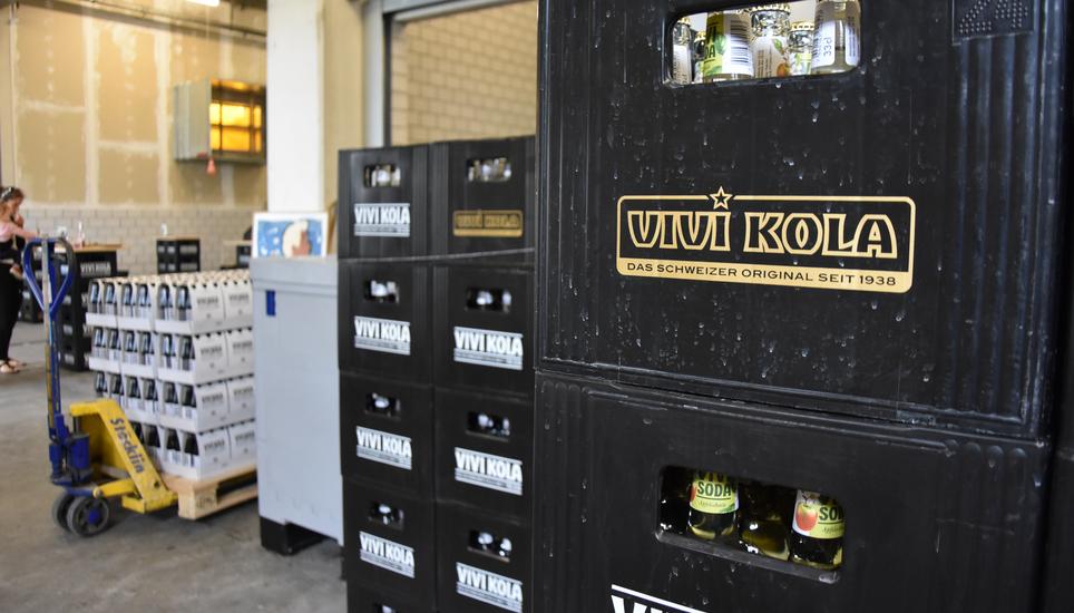 Zum Vertrieb bereit: Die ersten Flaschen aus der neuen Vivi Kola-Abfüllanlage.