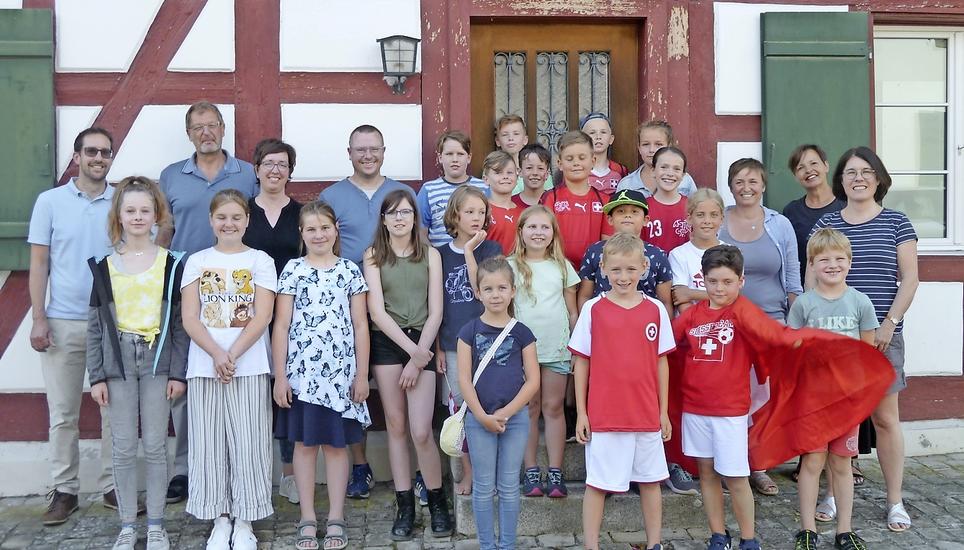 Die Erwachsenen (hintere Reihe links und rechts) mit (v.l.) Remo Lobsiger, Matthias Tanner, Simone Hirschi, Urs Schum sowie Esther Hendricks, Angela Sawalt und Janine Bolli verabschieden sich mit den Kindern vom Schulhaus Hemishofen. Bild: Ursula Junker