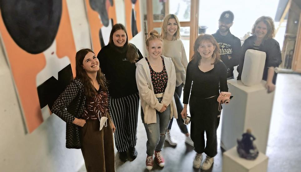 Sanna Aellig (vorne links), ihre Lehrerkollegen und ihre Schülerinnen Leila Stamm, Giulia Schober (hinten), Nadine Würsten und Marla Müller (vorne). Bild: Indrani Das Schmid