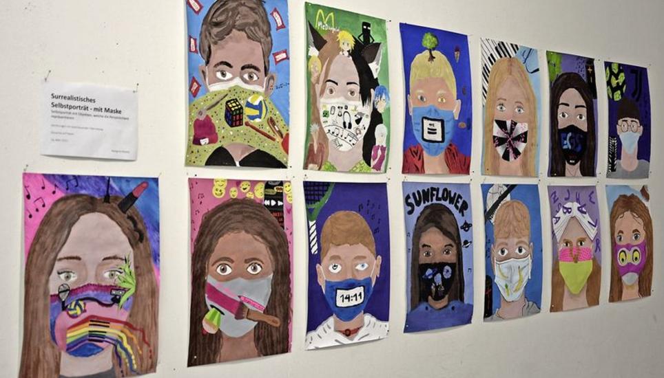 Surrealistische Selbstporträts – mit Maske. Einige von vielen gestalterischen Werken im Bachschulhaus. Bild: Martina Müller