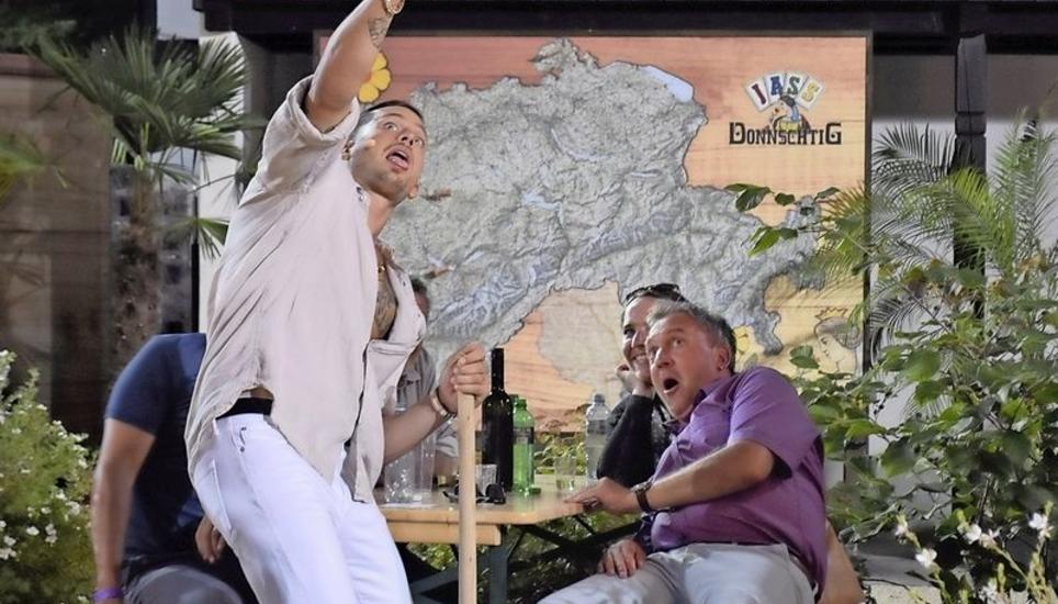 Sänger Loco Escrito gab sich sehr publikumsnah und stand schon während der Sendung für Selfies parat. Bild: Thomas Güntert