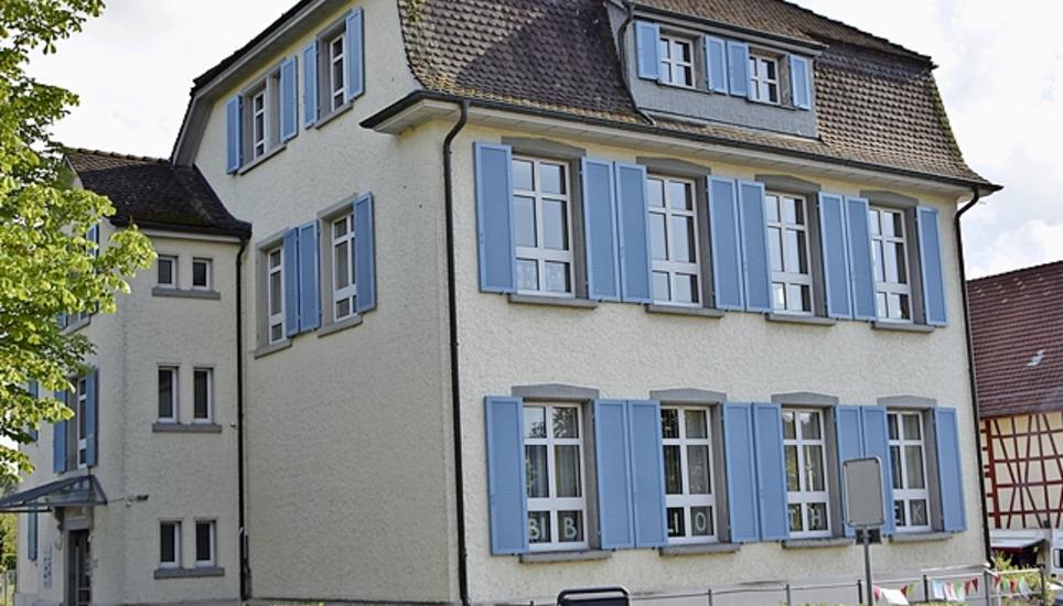 Das alte Henggarter Schulhaus mit Baujahr 1870 an der Dorfstrasse. Bild: ajo