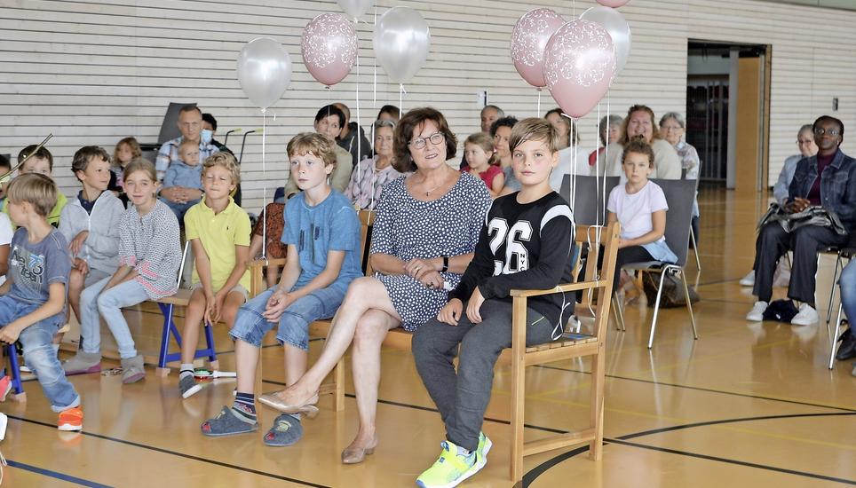 Die Büsinger Lehrerin und Rektorin Ursula Barner (Mitte, hier auf der ihr geschenkten Gartenbank) tritt nach 46 Jahren Einsatz für die Schule in den Ruhestand. Bild: Wolfgang Schreiber