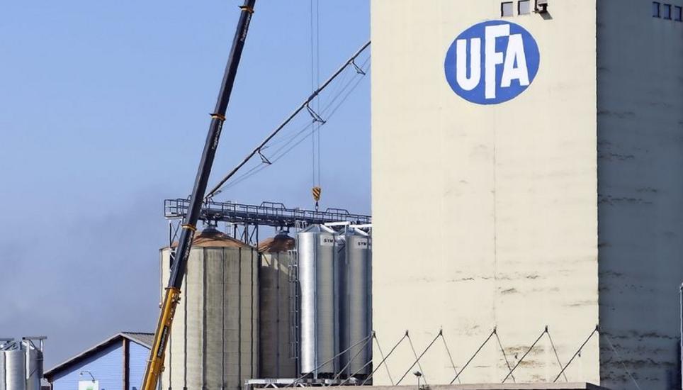Mit einem grossen Autokran wurden die drei am Boden zusammengebauten Silos auf das Verladegestell gehoben. Bild: RoMü