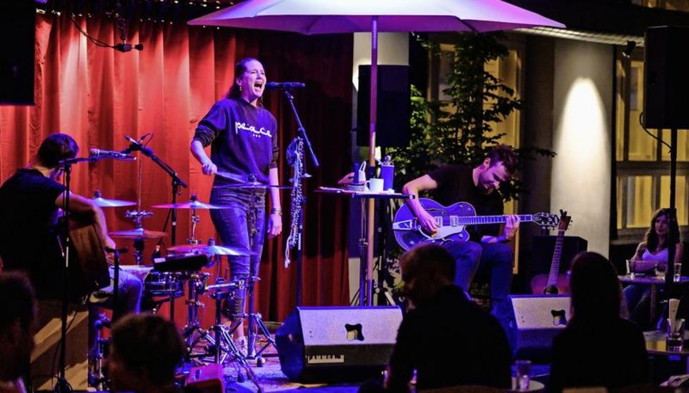 Tanzbare Beats statt Rap-Allüren: Steff la Cheffe in der Kammgarn. Bild: Selwyn Hoffmann