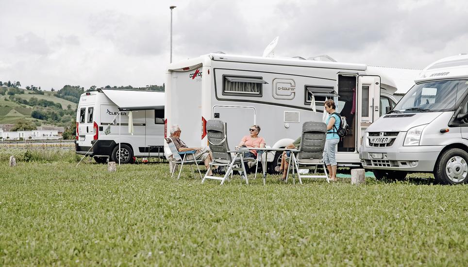 Vier Touristen aus Nidwalden entspannen sich in Hallau. Bild: Roberta Fele