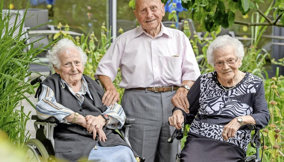 Walter Meier feierte gestern mit seinen Schwestern Berta Gubler (l.) und Rösli Huber seinen 100. Geburtstag. Bild: Michael Kessler