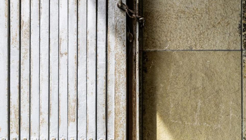 Sichtbare Spuren der Zeit zeigen sich beim Gitter eines Hauses in der Unterstadt. Oder: Linien versus Quadrate.