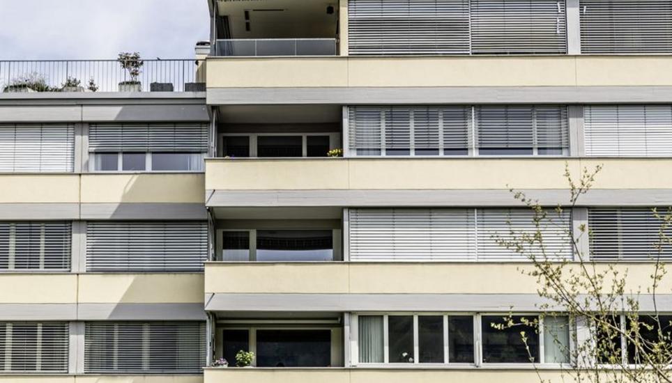 An diesem Haus an der Rheinhaldenstrasse dominiert die waagrechte Linie.