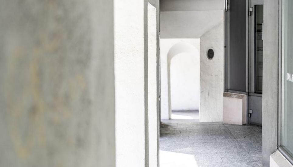 Flächen, Linien und ein Punkt: Entdeckt in einem Durchgang in der Unterstadt.