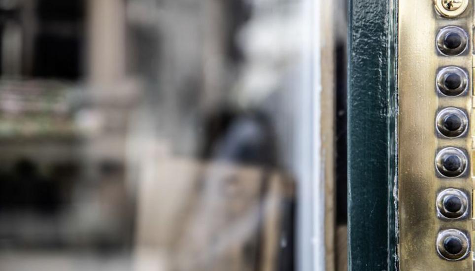 Punkte, die sich zur Linie formieren: Türklingeln an der Vordergasse. Fotos: Roberta Fele