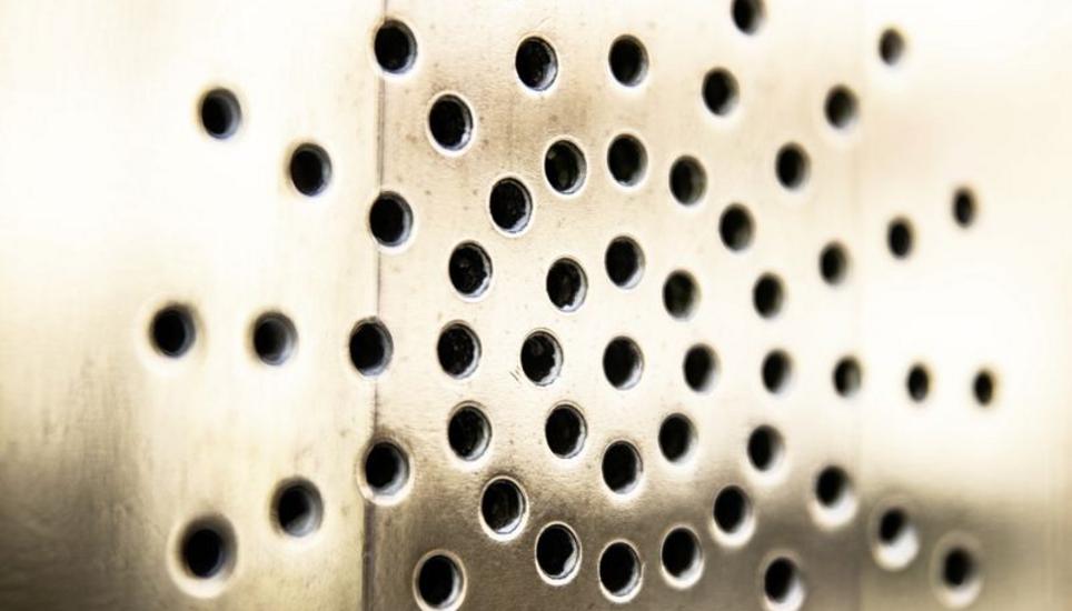 Mal raten, was es ist? Punkte und Linien formieren sich: Entdeckt an einer Lüftung, einer Freisprechanlage, an einem Türfenster und einem Schaufenster.