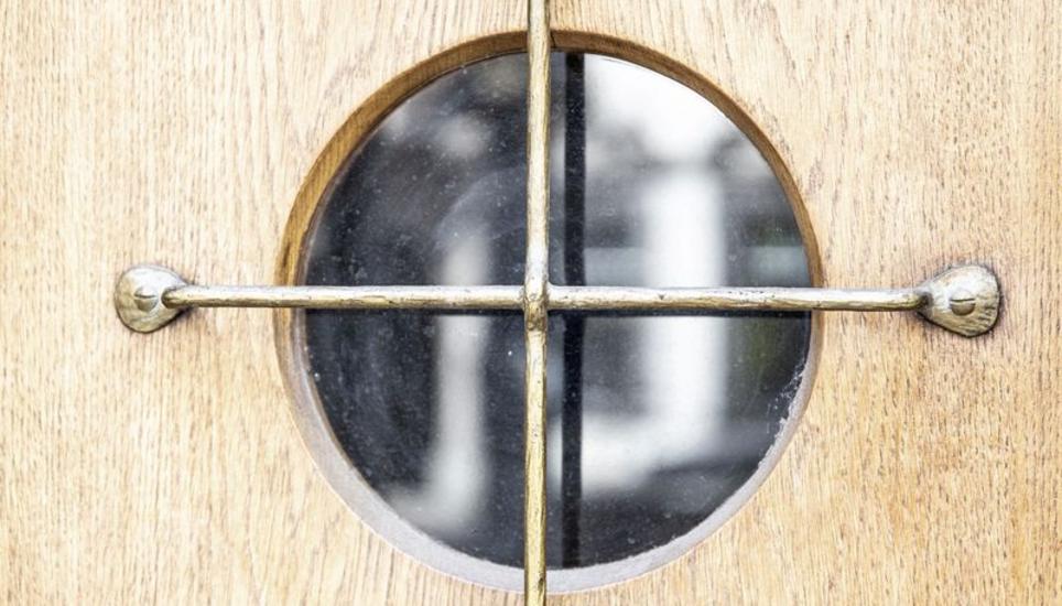 Mal raten, was es ist? Punkte und Linien formieren sich: Entdeckt an einer Lüftung, einer Freisprechanlage, an einem Türfenster und einem Schaufenster.