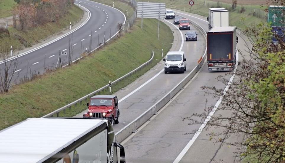 Die Umgestaltung der A4 zwischen Schaffhausen und Winterthur, die 1996 abgeschlossen werden konnte, hat in den anliegenden Gemeinden für enorme Verkehrsentlastungen gesorgt. Bild: RoMü