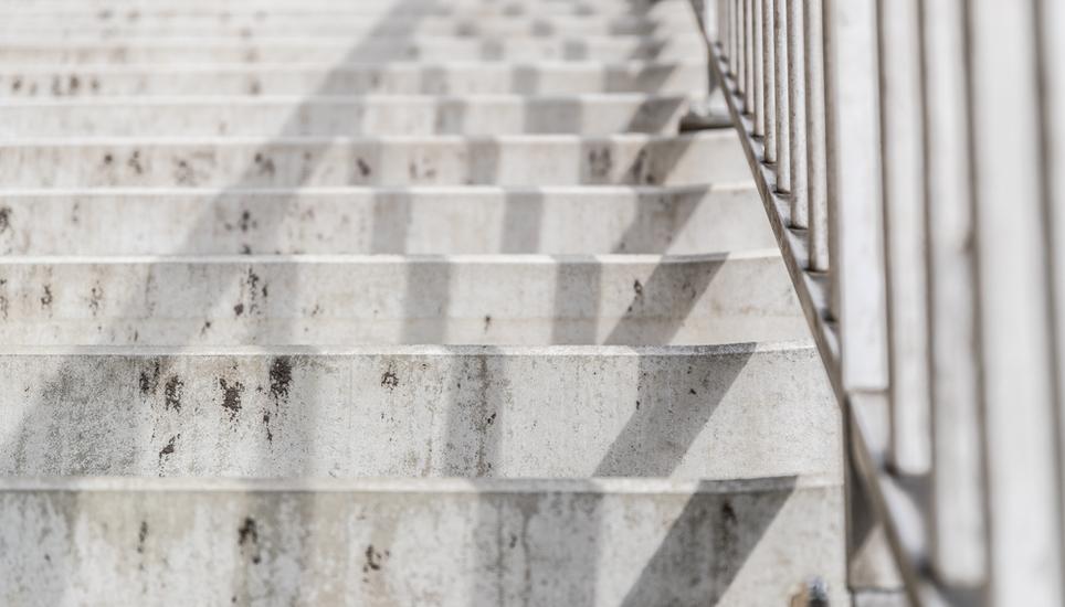 Schattenspiel mit Linien auf der Treppe der Fussgängerbrücke von der Bachstrasse zum Munothaldenweg.