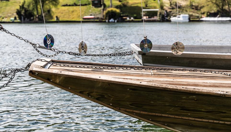 Windschnittig im Rhein: Ein Weidling.