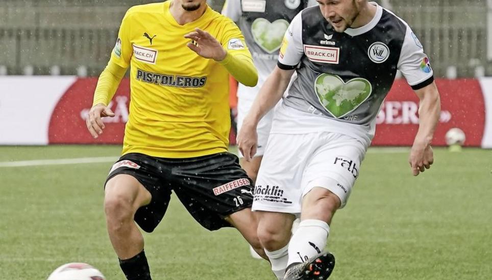 Der Schaffhauser Uran Bislimi (l.) im Kampf mit dem Wiler Silvano Schäppi. Bild: Roger Albrecht