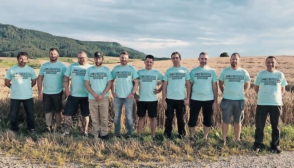 Das OK des Motocross Beggingen (v.l.n.r.): Oli Zoller (SAM Sportkommissär), David Dreier, Manuel Pesci, Robin Hanika, Reto Wanner, Tim Meier, Bruno Wanner, Roman Bührer, Thomas Hensch, Markus Stamm; es fehlt Joseph Schloms. Bild: pd