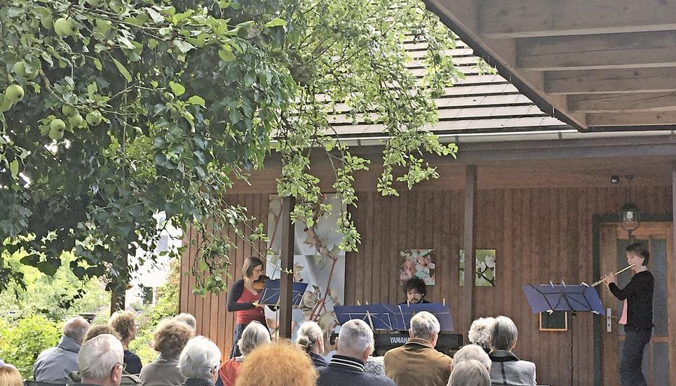 Das Publikum lauscht unter Obstbäumen der höfischen Musik. Bild: Indrani Das Schmid