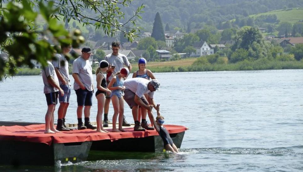 Vor dem Wettschwimmen wurden die Schülerinnen und Schüler von den Pontonieren angenetzt. Bild: Ursula Junker
