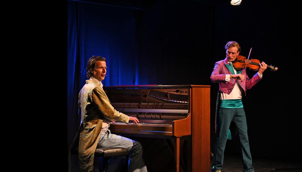«Les Papillons» beim fulminanten Auftritt im Asylhof in Stein am Rhein. Michael Giertz (l.) und Giovanni Reber, der für einen Augenblick seine Geige beiseite gelegt hat, beherrschen auch das Spiel mit dem Publikum bestens. Bild: Selwyn Hoffmann