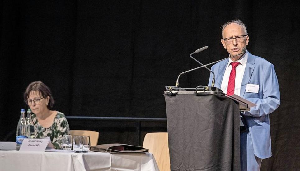 Führten durch die Generalversammlung des Schaffhauser Hauseigentümerverbandes: Geschäftsleiterin Karin Spörli und Präsident Gion Hendry. Bild: Daniel Thüler