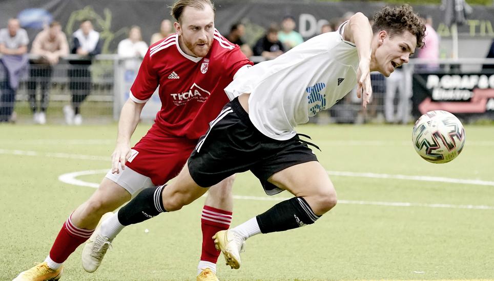 SVS-Torschütze Lukas Zwahlen (in Weiss) im harten Zweikampf mit Ex-FCS-Profi Silvan Gönitzer vom FC Weesen. Bild: Roger Albrecht