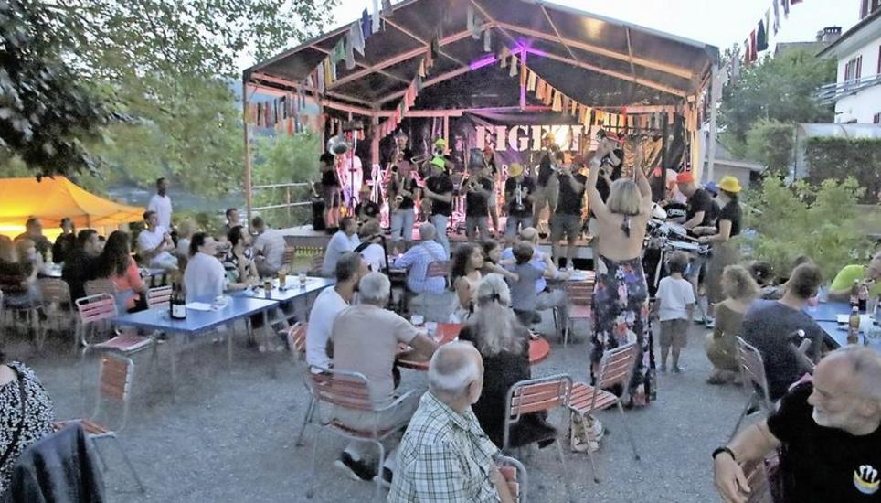 Hier steppt der Bär: Die «Mondlinger Dorffäscht»-Bühne im Rheintalgarten. Bild: Roland Müller