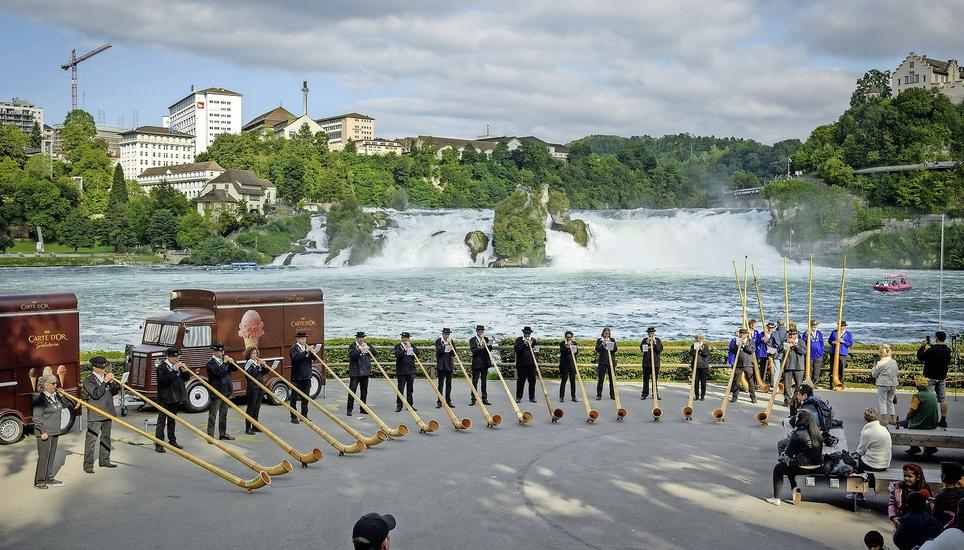 Am Dienstag gaben die Alphornvereinigungen Schaffhausen und Stadt Zürich am Rheinfall ein Konzert. Bild: Michael Kessler